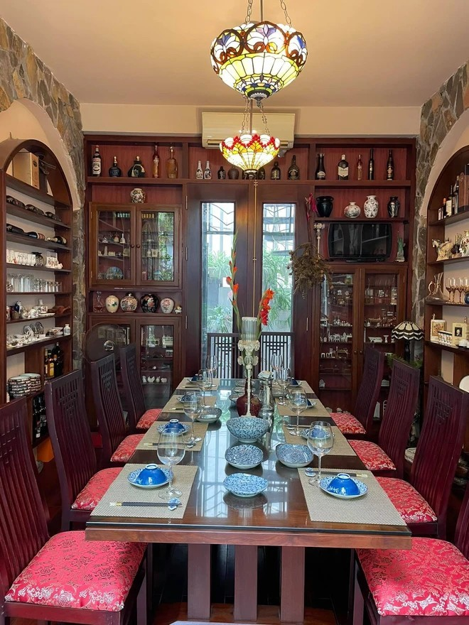 Cơ ngơi đẹp hơn tranh của “phù thuỷ” thiết kế xiêm y Táo Quân- Ảnh 13.