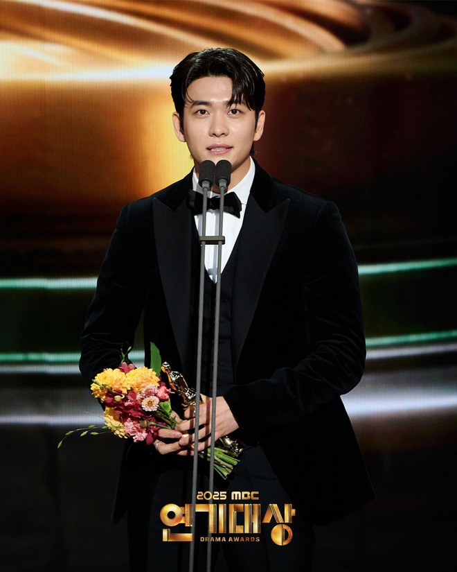 Khoảnh khắc 1 tài tử chửi thề khi hụt giải tại MBC Drama Awards 2025 gây bão?- Ảnh 4. Khoảnh khắc 1 tài tử chửi thề khi hụt giải tại MBC Drama Awards 2025 gây bão?- Ảnh 4.