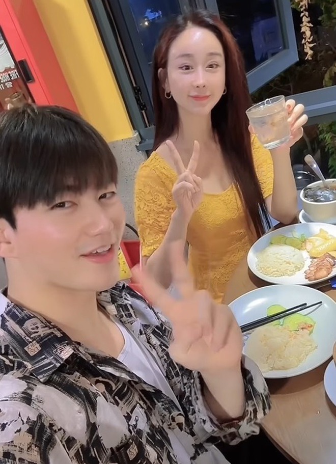 1 Hoa hậu - "phi công" kém 18 tuổi ly hôn từ năm 2022 nhưng vẫn chung nhà "như chưa hề có cuộc chia ly"- Ảnh 3.