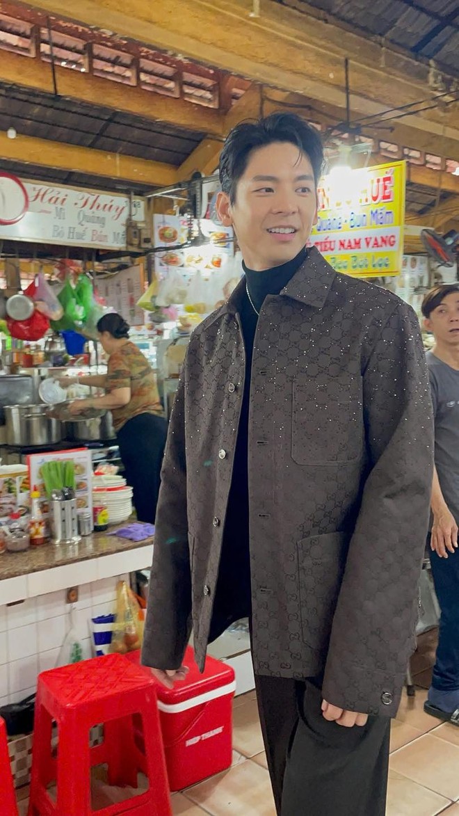 Tóm gọn "chồng yêu" của Hứa Quang Hán dạo chơi chợ Bến Thành, ăn vặt "hòa tan" như trai Việt thứ thiệt- Ảnh 5.
