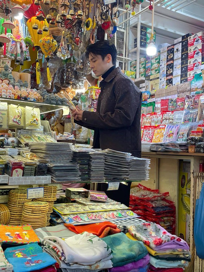 Tóm gọn "chồng yêu" của Hứa Quang Hán dạo chơi chợ Bến Thành, ăn vặt "hòa tan" như trai Việt thứ thiệt- Ảnh 8.