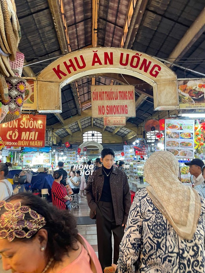 Tóm gọn "chồng yêu" của Hứa Quang Hán dạo chơi chợ Bến Thành, ăn vặt "hòa tan" như trai Việt thứ thiệt- Ảnh 4.