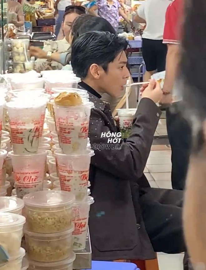 Tóm gọn "chồng yêu" của Hứa Quang Hán dạo chơi chợ Bến Thành, ăn vặt "hòa tan" như trai Việt thứ thiệt- Ảnh 2.