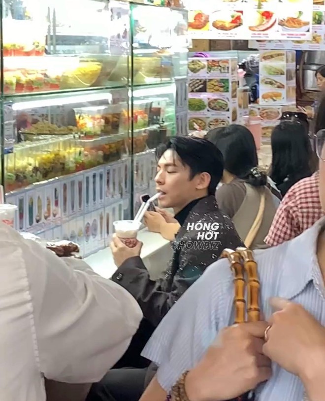 Tóm gọn "chồng yêu" của Hứa Quang Hán dạo chơi chợ Bến Thành, ăn vặt "hòa tan" như trai Việt thứ thiệt- Ảnh 1.