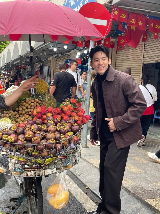 Tóm gọn "chồng yêu" của Hứa Quang Hán dạo chơi chợ Bến Thành, ăn vặt "hòa tan" như trai Việt thứ thiệt- Ảnh 9.