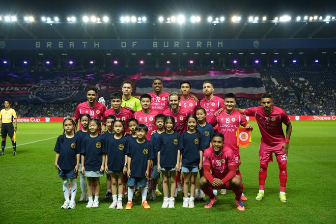 Đoàn Văn Hậu tái xuất, không ai hạnh phúc hơn Doãn Hải My, lần hiếm hoi tiểu thư "gắt gỏng" cũng vì bảo vệ chồng- Ảnh 6.