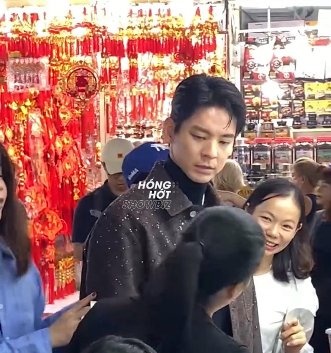 Tóm gọn "chồng yêu" của Hứa Quang Hán dạo chơi chợ Bến Thành, ăn vặt "hòa tan" như trai Việt thứ thiệt- Ảnh 3.