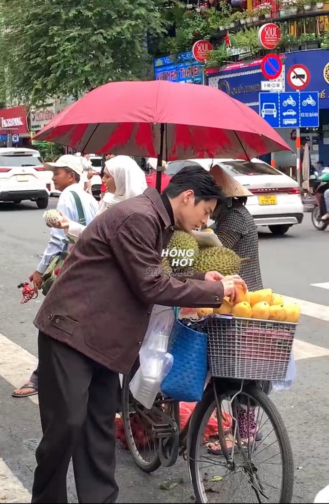 Tóm gọn "chồng yêu" của Hứa Quang Hán dạo chơi chợ Bến Thành, ăn vặt "hòa tan" như trai Việt thứ thiệt- Ảnh 10.