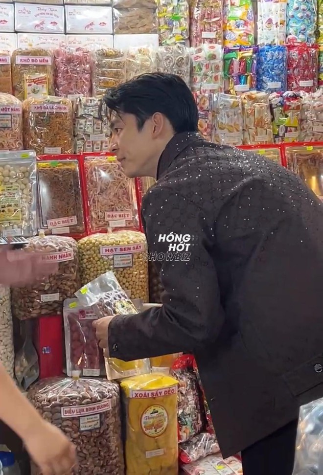 Tóm gọn "chồng yêu" của Hứa Quang Hán dạo chơi chợ Bến Thành, ăn vặt "hòa tan" như trai Việt thứ thiệt- Ảnh 7.