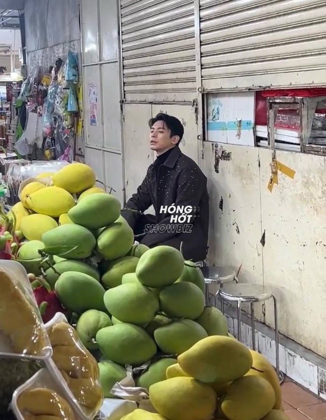 Tóm gọn "chồng yêu" của Hứa Quang Hán dạo chơi chợ Bến Thành, ăn vặt "hòa tan" như trai Việt thứ thiệt- Ảnh 6.