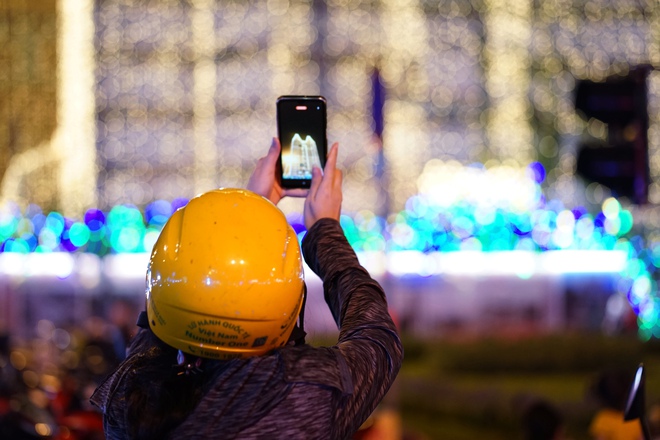 Nhà thờ Đức Bà quá "vuýp"! Giới trẻ trải bạt, chỉ để canh cảnh tượng 3 năm có 1 lần- Ảnh 6.