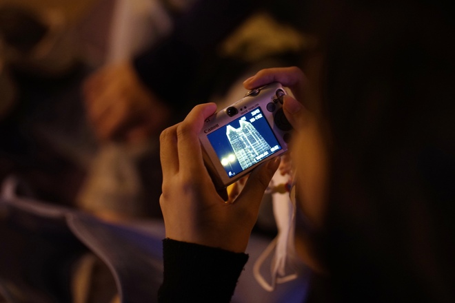 Nhà thờ Đức Bà quá "vuýp"! Giới trẻ trải bạt, chỉ để canh cảnh tượng 3 năm có 1 lần- Ảnh 5.