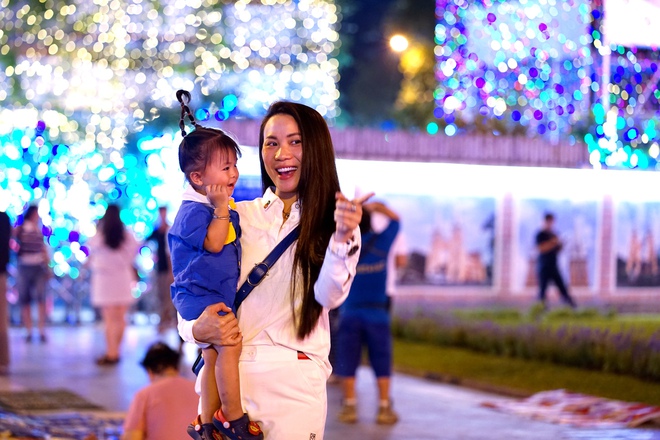 Nhà thờ Đức Bà quá "vuýp"! Giới trẻ trải bạt, chỉ để canh cảnh tượng 3 năm có 1 lần- Ảnh 4.