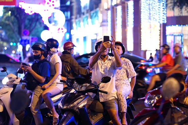 Nhà thờ Đức Bà quá "vuýp"! Giới trẻ trải bạt, chỉ để canh cảnh tượng 3 năm có 1 lần- Ảnh 7.