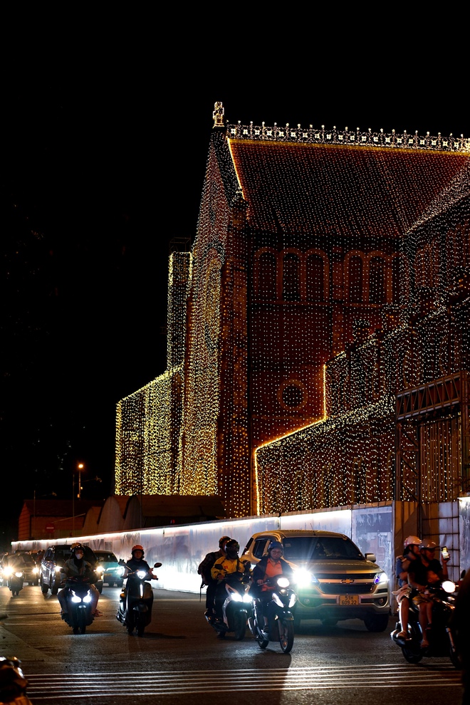 Nhà thờ Đức Bà quá "vuýp"! Giới trẻ trải bạt, chỉ để canh cảnh tượng 3 năm có 1 lần- Ảnh 3.