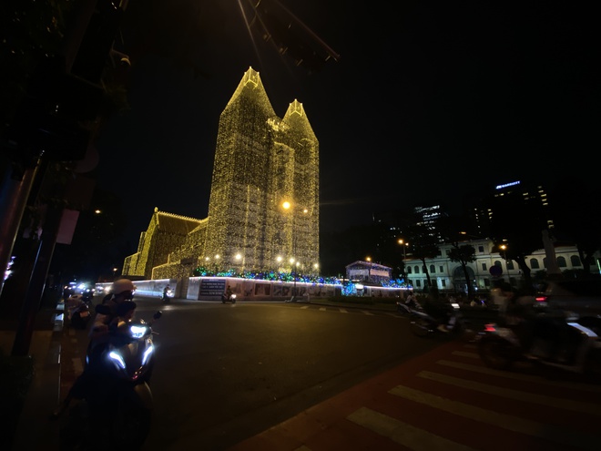 Nhà thờ Đức Bà quá "vuýp"! Giới trẻ trải bạt, chỉ để canh cảnh tượng 3 năm có 1 lần- Ảnh 1.