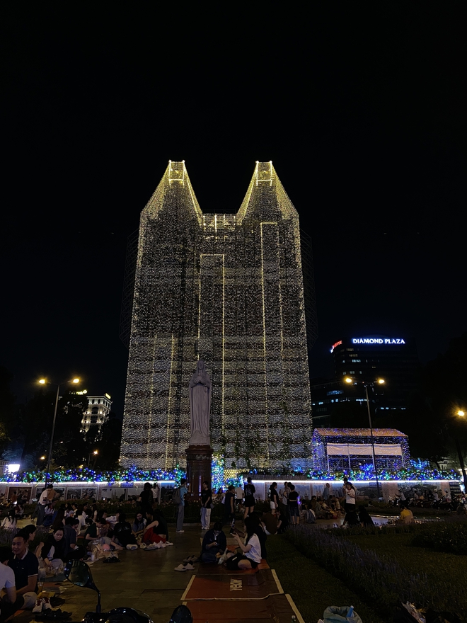 Nhà thờ Đức Bà quá "vuýp"! Giới trẻ trải bạt, chỉ để canh cảnh tượng 3 năm có 1 lần- Ảnh 2.