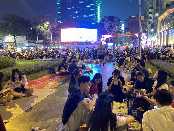 Nhà thờ Đức Bà quá "vuýp"! Giới trẻ trải bạt, chỉ để canh cảnh tượng 3 năm có 1 lần- Ảnh 10.