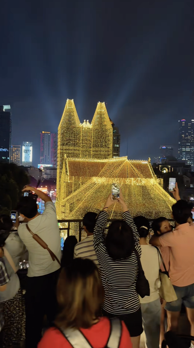 Nhà thờ Đức Bà quá "vuýp"! Giới trẻ trải bạt, chỉ để canh cảnh tượng 3 năm có 1 lần- Ảnh 13.