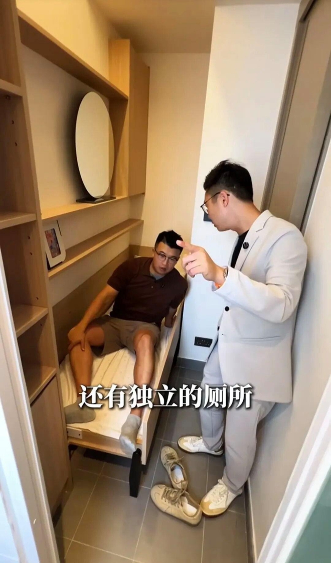 Căn hộ vỏn vẹn 3m² ở Hồng Kông có giá gần 2 tỷ, đi tắm phải ngồi lên bồn cầu- Ảnh 2.