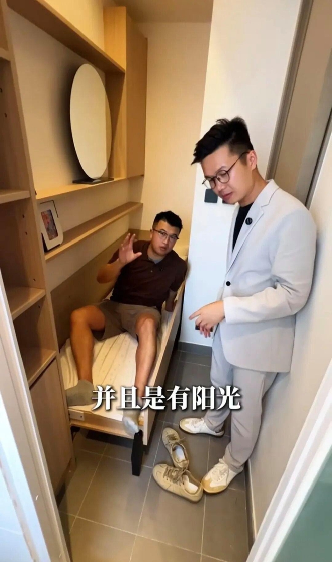 Căn hộ vỏn vẹn 3m² ở Hồng Kông có giá gần 2 tỷ, đi tắm phải ngồi lên bồn cầu- Ảnh 1.