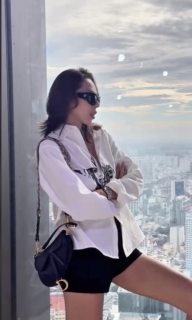 Minh Triệu bị bắt gặp dùng túi của Kỳ Duyên giữa lúc chuyện 3 người sắp "nổ" tanh bành- Ảnh 2. Minh Triệu bị bắt gặp dùng túi của Kỳ Duyên giữa lúc chuyện 3 người sắp "nổ" tanh bành- Ảnh 2.