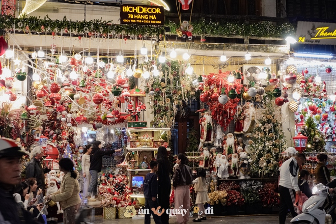 Khung cảnh rực sáng tại Hàng Mã đã trở lại- Ảnh 1. Khung cảnh rực sáng tại Hàng Mã đã trở lại- Ảnh 1.