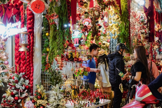 Khung cảnh rực sáng tại Hàng Mã đã trở lại- Ảnh 14. Khung cảnh rực sáng tại Hàng Mã đã trở lại- Ảnh 14.