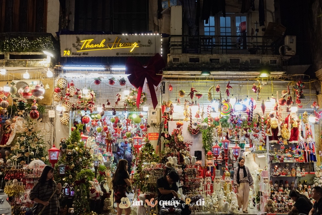 Khung cảnh rực sáng tại Hàng Mã đã trở lại- Ảnh 19. Khung cảnh rực sáng tại Hàng Mã đã trở lại- Ảnh 19.