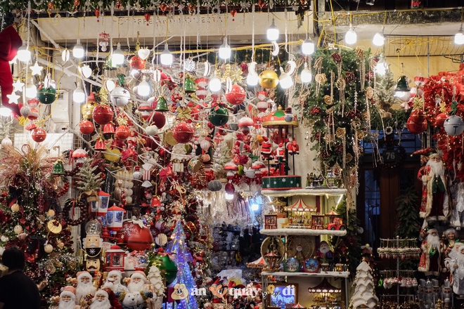 Khung cảnh rực sáng tại Hàng Mã đã trở lại- Ảnh 17. Khung cảnh rực sáng tại Hàng Mã đã trở lại- Ảnh 17.