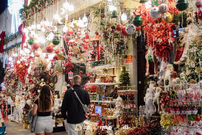 Khung cảnh rực sáng tại Hàng Mã đã trở lại- Ảnh 2. Khung cảnh rực sáng tại Hàng Mã đã trở lại- Ảnh 2.