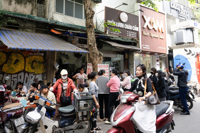 Hàng quán vỉa hè Hà Nội thế nào sau khi siết chặt trật tự?- Ảnh 8. Hàng quán vỉa hè Hà Nội thế nào sau khi siết chặt trật tự?- Ảnh 8.