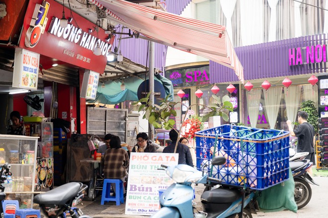 Hàng quán vỉa hè Hà Nội thế nào sau khi siết chặt trật tự?- Ảnh 9. Hàng quán vỉa hè Hà Nội thế nào sau khi siết chặt trật tự?- Ảnh 9.