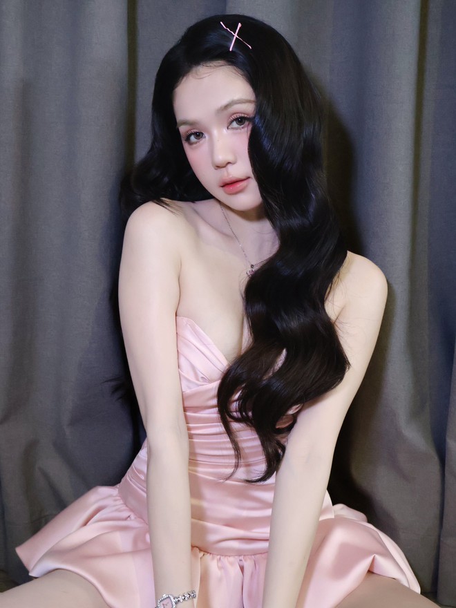 Đã tìm ra mỹ nhân soán ngôi "trắng như Ngọc Trinh": Da phát sáng, bóng lưng mới kinh ngạc- Ảnh 3. Đã tìm ra mỹ nhân soán ngôi "trắng như Ngọc Trinh": Da phát sáng, bóng lưng mới kinh ngạc- Ảnh 3.