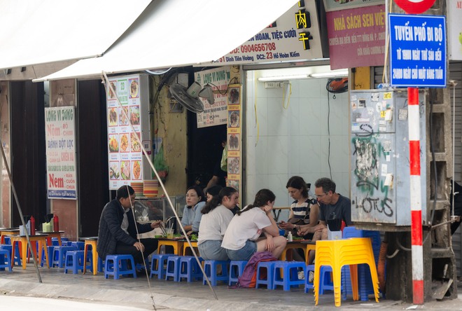 Hàng quán vỉa hè Hà Nội thế nào sau khi siết chặt trật tự?- Ảnh 10. Hàng quán vỉa hè Hà Nội thế nào sau khi siết chặt trật tự?- Ảnh 10.