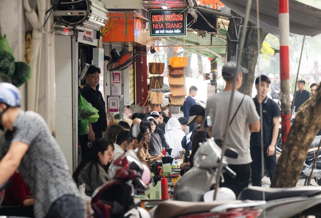 Hàng quán vỉa hè Hà Nội thế nào sau khi siết chặt trật tự?- Ảnh 11. Hàng quán vỉa hè Hà Nội thế nào sau khi siết chặt trật tự?- Ảnh 11.