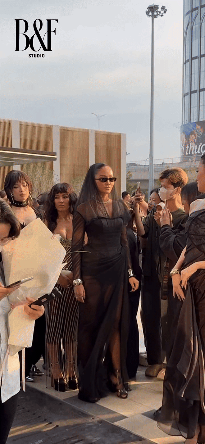 Cam thường soi vóc dáng thật của H'Hen Niê, chồng vội lánh mặt sau khi nhìn vợ từ xa- Ảnh 1. Cam thường soi vóc dáng thật của H'Hen Niê, chồng vội lánh mặt sau khi nhìn vợ từ xa- Ảnh 1.