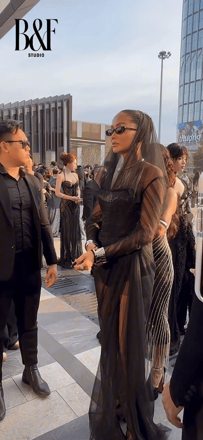 Cam thường soi vóc dáng thật của H'Hen Niê, chồng vội lánh mặt sau khi nhìn vợ từ xa- Ảnh 2. Cam thường soi vóc dáng thật của H'Hen Niê, chồng vội lánh mặt sau khi nhìn vợ từ xa- Ảnh 2.