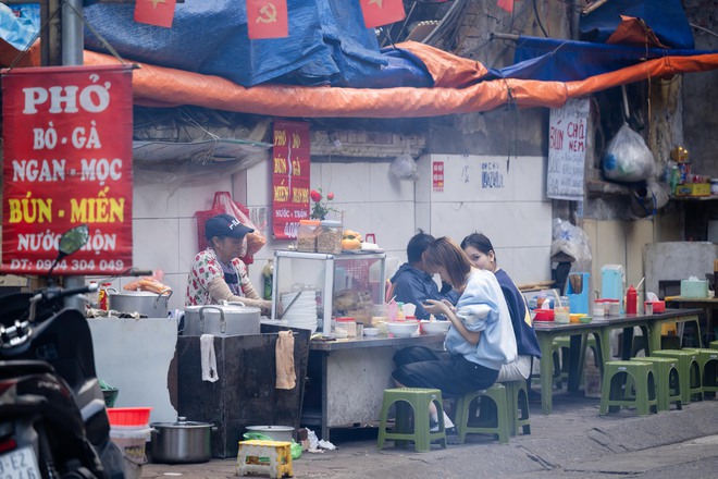 Hàng quán vỉa hè Hà Nội thế nào sau khi siết chặt trật tự?- Ảnh 19. Hàng quán vỉa hè Hà Nội thế nào sau khi siết chặt trật tự?- Ảnh 19.