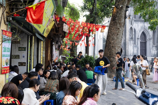 Hàng quán vỉa hè Hà Nội thế nào sau khi siết chặt trật tự?- Ảnh 4. Hàng quán vỉa hè Hà Nội thế nào sau khi siết chặt trật tự?- Ảnh 4.