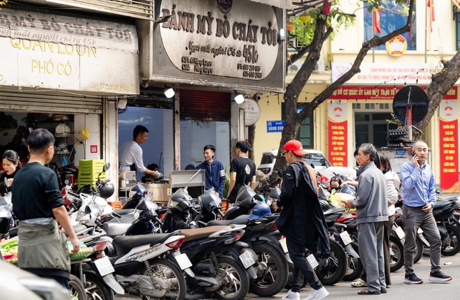 Hàng quán vỉa hè Hà Nội thế nào sau khi siết chặt trật tự?- Ảnh 18. Hàng quán vỉa hè Hà Nội thế nào sau khi siết chặt trật tự?- Ảnh 18.