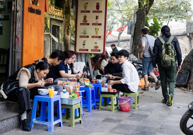 Hàng quán vỉa hè Hà Nội thế nào sau khi siết chặt trật tự?- Ảnh 17. Hàng quán vỉa hè Hà Nội thế nào sau khi siết chặt trật tự?- Ảnh 17.
