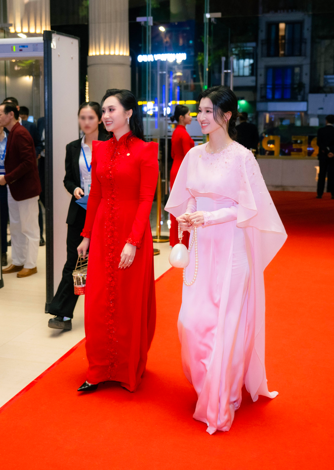 Phu nhân tỷ phú Phạm Nhật Vượng đẹp nhờ áo dài quá tinh tế, 1 chi tiết kết nối đến chồng và con trai- Ảnh 5. Phu nhân tỷ phú Phạm Nhật Vượng đẹp nhờ áo dài quá tinh tế, 1 chi tiết kết nối đến chồng và con trai- Ảnh 5.