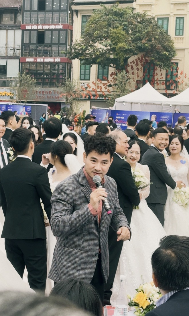 CLIP: Cục trưởng Xuân Bắc "làm điều chưa từng có" để 80 cặp đôi hôn nhau- Ảnh 3.