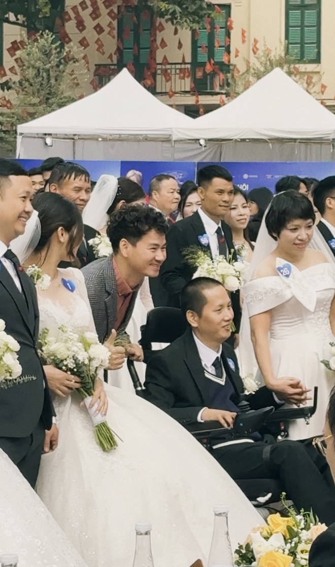 CLIP: Cục trưởng Xuân Bắc "làm điều chưa từng có" để 80 cặp đôi hôn nhau- Ảnh 4.