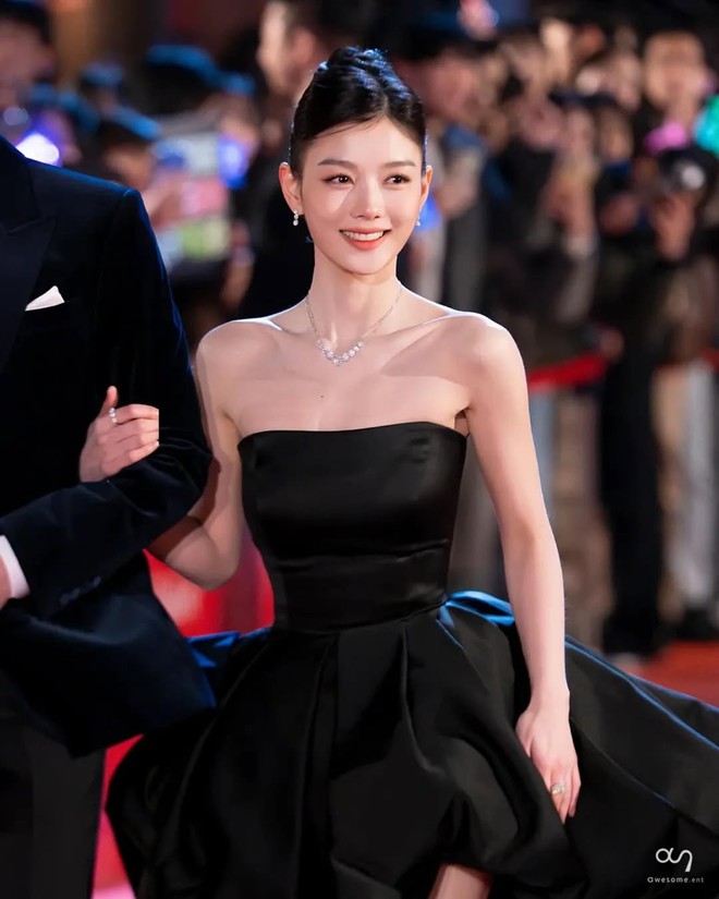 Kim Yoo Jung thật sự đã mang Baek Ah Jin ra đời thực- Ảnh 7. Kim Yoo Jung thật sự đã mang Baek Ah Jin ra đời thực- Ảnh 7.