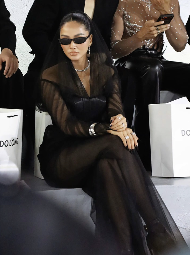 Cam thường soi vóc dáng thật của H'Hen Niê, chồng vội lánh mặt sau khi nhìn vợ từ xa- Ảnh 6. Cam thường soi vóc dáng thật của H'Hen Niê, chồng vội lánh mặt sau khi nhìn vợ từ xa- Ảnh 6.