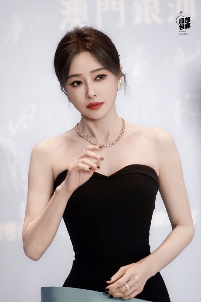 Đôi bạn thân showbiz cùng yêu 1 thiếu gia đụng độ tại sự kiện, lộ 1 chi tiết trớ trêu gây bàn tán- Ảnh 3. Đôi bạn thân showbiz cùng yêu 1 thiếu gia đụng độ tại sự kiện, lộ 1 chi tiết trớ trêu gây bàn tán- Ảnh 3.