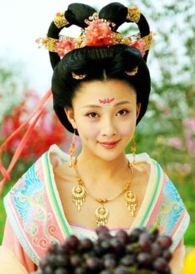 Biệt thự của "mỹ nhân có vòng eo đẹp nhất showbiz", ai đi qua cũng ngoái nhìn- Ảnh 1.