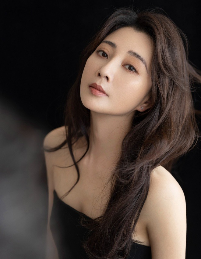 Biệt thự của "mỹ nhân có vòng eo đẹp nhất showbiz", ai đi qua cũng ngoái nhìn- Ảnh 2.